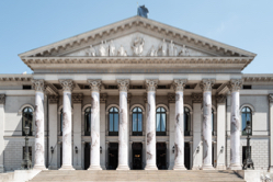 Das Nationaltheater mit der Saeuleinverkleidung von Jeff Koons. Foto: Geoffroy Schied