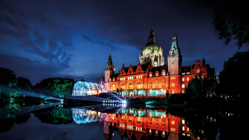 Das angestrahlte Rathaus Hannover samt der Bühne für das Klassik Open-Air, Foto: NDR Michael Upphoff
