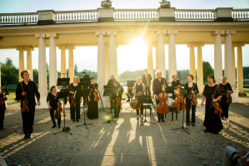 Die Akademie für Alte Musik bei einem Serenadenkonzert im Rheinsberger Schlosshof, Foto: Uwe Hauth