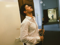 Elad Navon interpretiert im Finale das Klarinettenkonzert von Aaron Copland., Foto: BR Daniel Delang