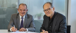 Francois-Xavier Roth (links) und Intendant Kai Gniffke bei der Vertragsunterzeichnung, Foto: SWR
