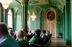 Konzerteinführungen finden im Grünen Saal des Regentenbaus in Bad Kissingen statt. Foto: Julia Milberger