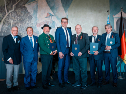 Kunstminister Markus Blume zeichnet sechs Persönlichkeiten mit dem Bundesverdientkreuz aus. Foto: Axel Koenig / StMWK