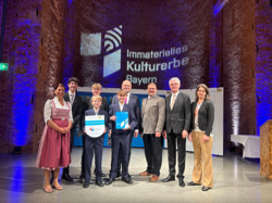 Überreichung der Auszeichnung durch Staatsminister Füracker, Foto: Christina Ostrower/Domspatzen